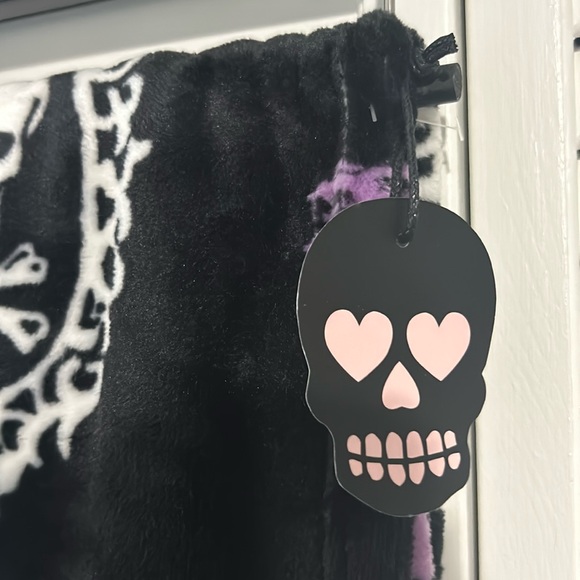 NWT Betsey Johnson Spooky Framed Skull Ultra Soft Plush Throw - Picture 6 of 6
